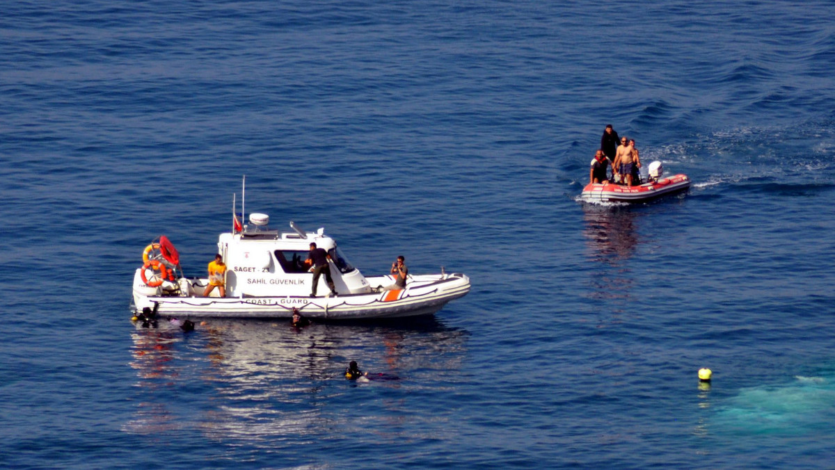 Do co najmniej 58 wzrosła liczba nielegalnych imigrantów, którzy zginęli, kiedy u zachodnich wybrzeży Turcji zatonęła ich łódź - poinformowały lokalne władze. Z katastrofy ocalało ok. 50 osób, w tym dwóch członków załogi.