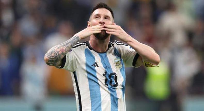 Lionel Messi embrasse les supporters argentins après une nouvelle performance époustouflante.