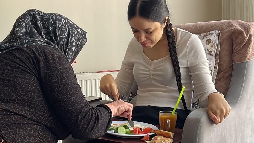 Mutlu kaže da je maštala o tome da može da jede sama | Foto: BBC
