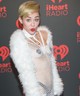 Amikor Gaga elfáradt, jött Miley Cyrus, és a vörös szőnyegen és a színpadon is rengetegszer villantott bimbótapaszt