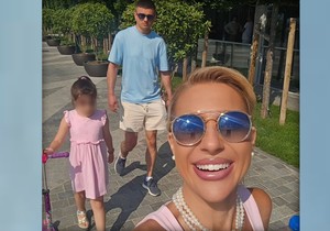 Jovana Jeremić sa ćerkom i dečkom