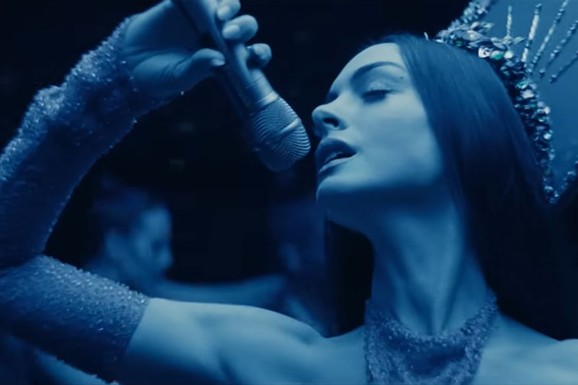 En Hatavej kao zavodljiva pop zvezda u novom filmu: Trejler za psihološki triler "Mother Mary" nagoveštava mračne tajne (VIDEO)