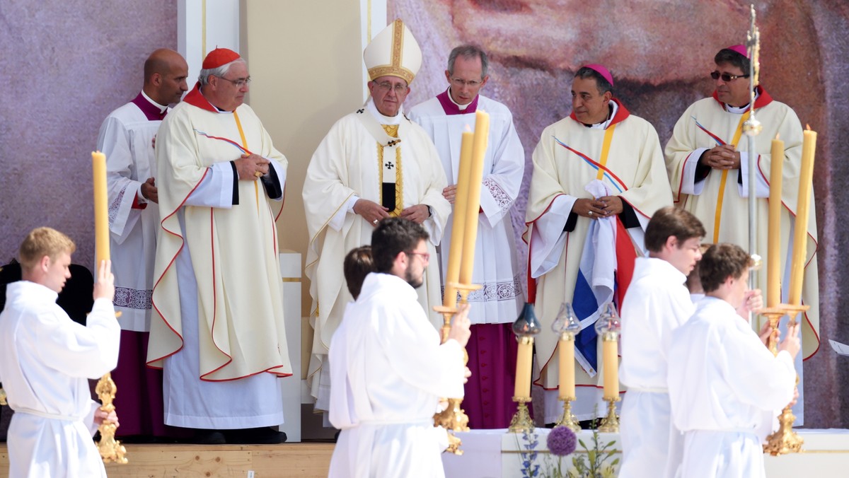 Papież Franciszek jak Jan Paweł II nie pochlebia młodzieży, ale od niej wymaga, bo ją kocha; najlepiej było to widać w jego dynamicznym przemówieniu z sobotniego modlitewnego czuwania w Brzegach - mówił metropolita lubelski abp Stanisław Budzik na temat słów Franciszka podczas ŚDM 2016.