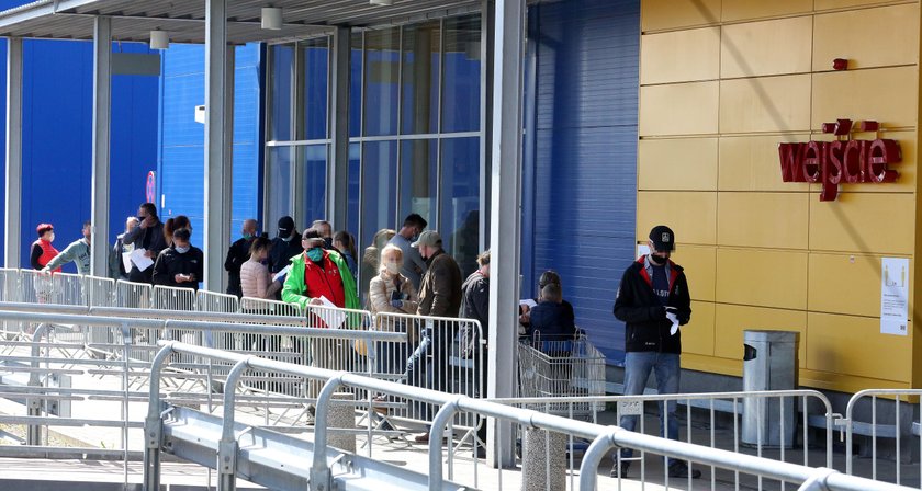 Tłok przed znanym centrum handlowym