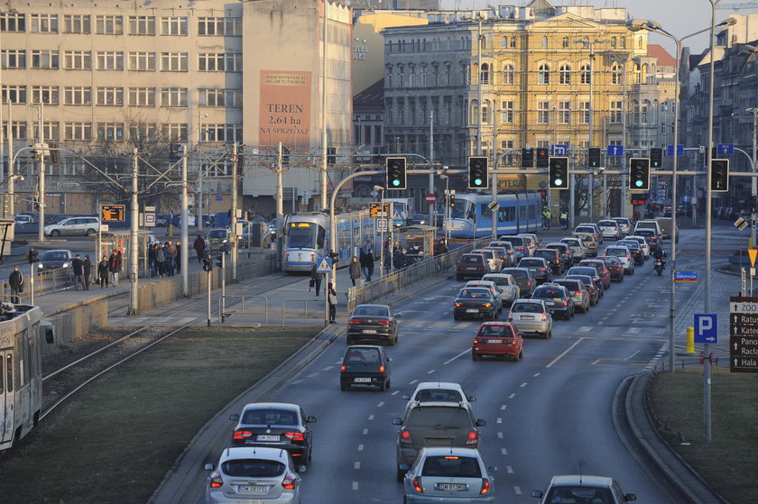 System ITS we Wrocławiu zostanie rozbudowany. Na zdj. ul. Legnicka i pl. Jana Pawła II