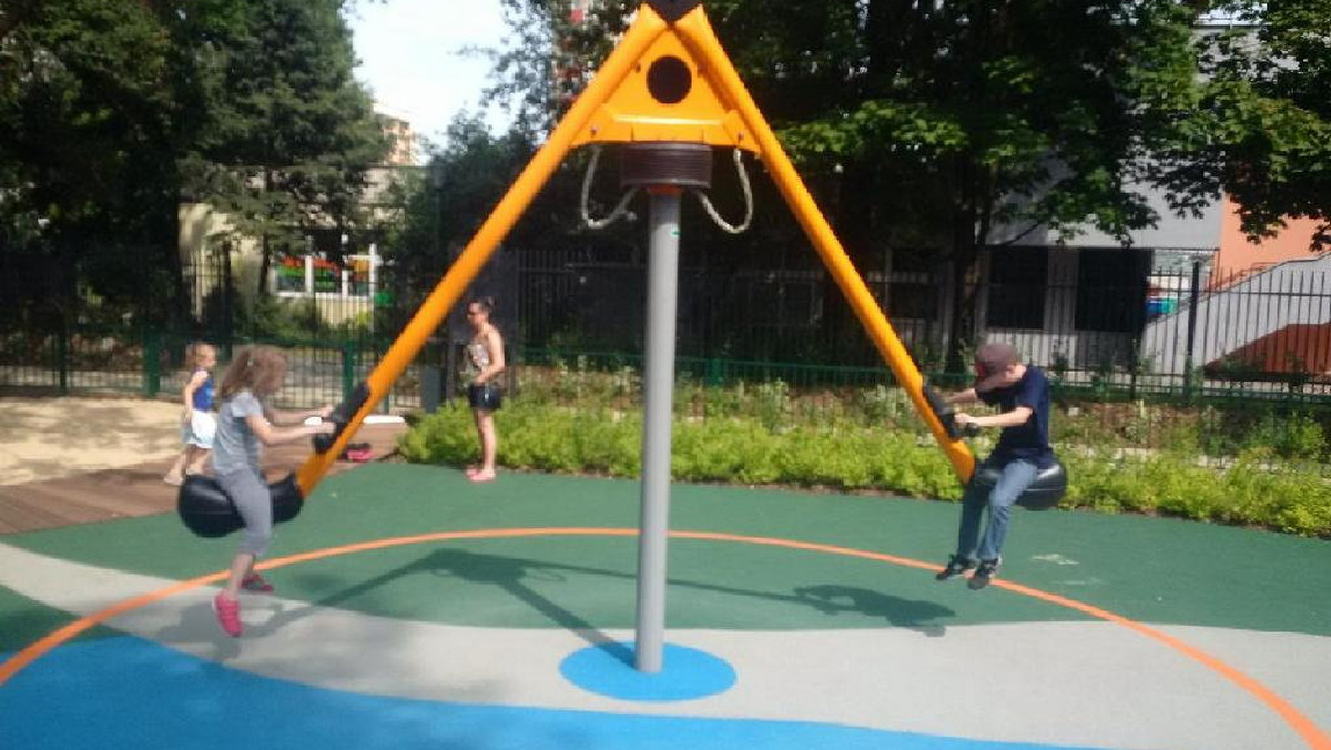 W sobotę został częściowo otwarty nowy park w Krakowie – Ogrody Łobzów. Dla mieszkańców udostępniono teren z placem zabaw dla dzieci. Niestety, już dzień później doszło do niebezpiecznego wypadku. Z huśtawki spadł 4-letni chłopiec, który nieprzytomny trafił do szpitala.