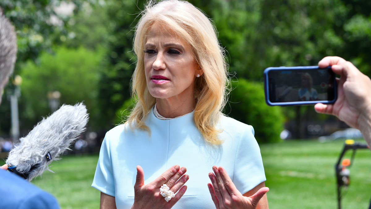 Z konta Kellyanne Conway miały zostać opublikowane zdjęcia częściowo nagiej 16-letniej Claudii, córki byłej doradczyni Białego Domu. Według relacji użytkowników mediów społecznościowych pojawiły się one na Fleets, platformie Twittera. Do sprawy miała odnieść się też sama Claudia, która wyznała, że się boi. Problem w tym, że ani zdjęcia, ani nagrania, nie są już dostępne. 