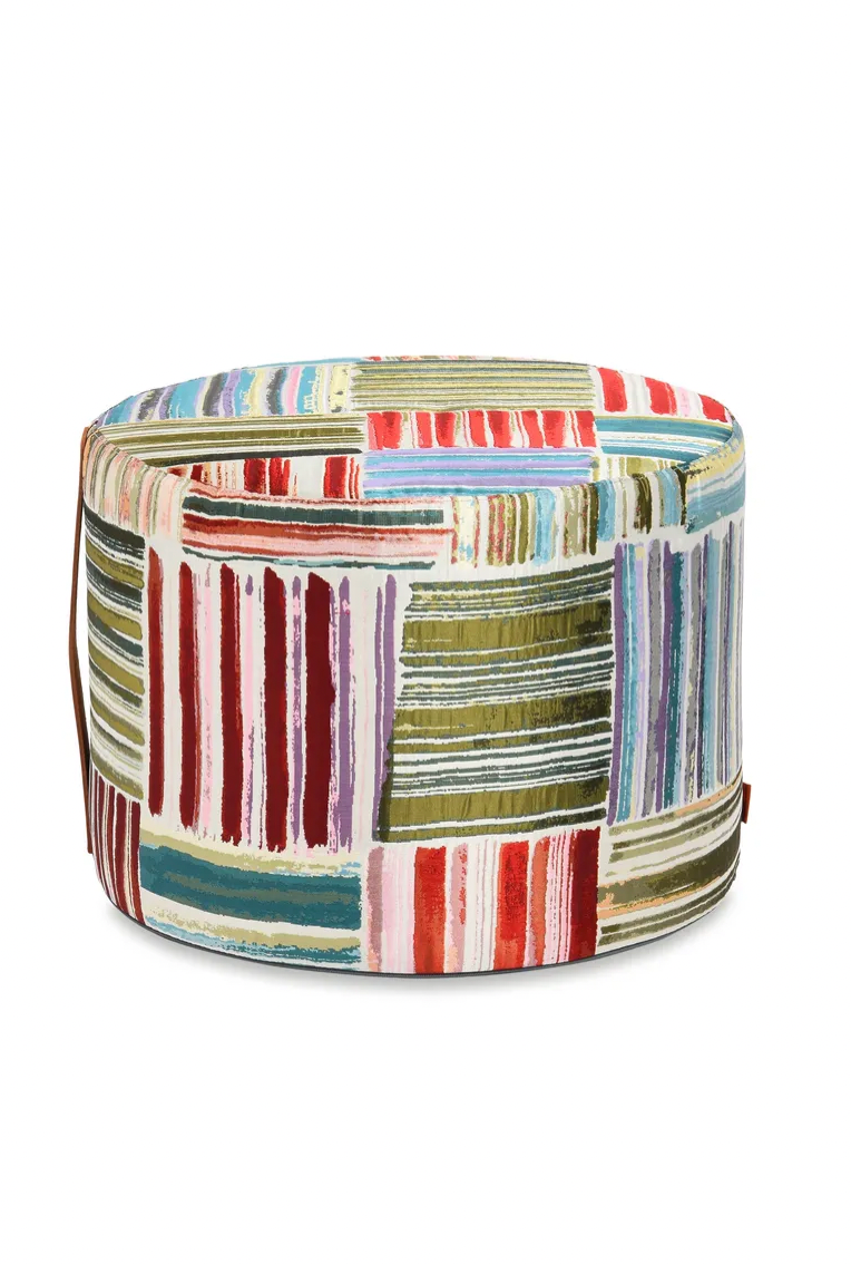 Zylinderförmiger Hocker aus Seiden-Jacquard-Gewebe mit Aquarellstreifen-Patchwork-Motiv von Missoni Home für 650 Franken.