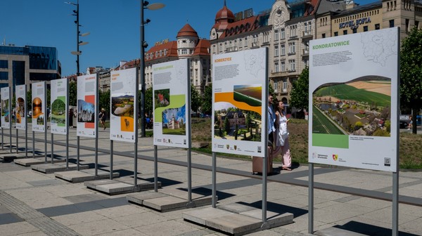 Ekspozycja składa się z kilkudziesięciu plansz, z których każda zawiera krótki opis gminy oraz fotografie atrakcji. 