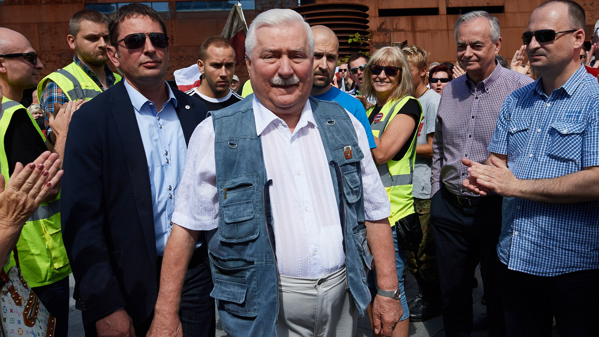 Lech Wałęsa podczas swojego przemówienia na demonstracji w Gdańsku zwrócił się zwłaszcza do młodych ludzi, aby odzyskali trójpodział władzy w Polsce. Były prezydent stwierdził, że są dwie drogi do odzyskania demokracji.