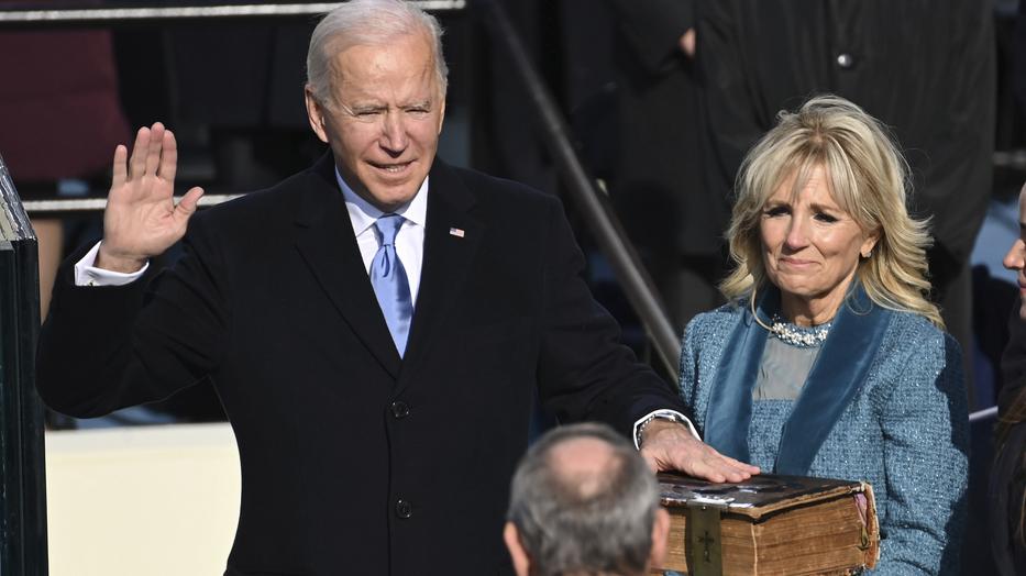Letette hivatali esküjét Joe Biden, ő az USA 46. elnöke /Fotó: MTI/AP/Pool/Saul Loeb