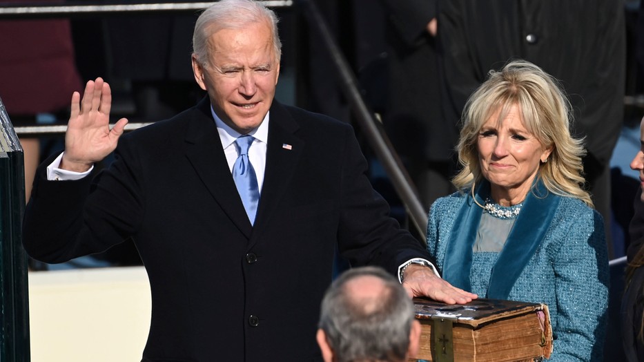 Letette hivatali esküjét Joe Biden, ő az USA 46. elnöke /Fotó: MTI/AP/Pool/Saul Loeb