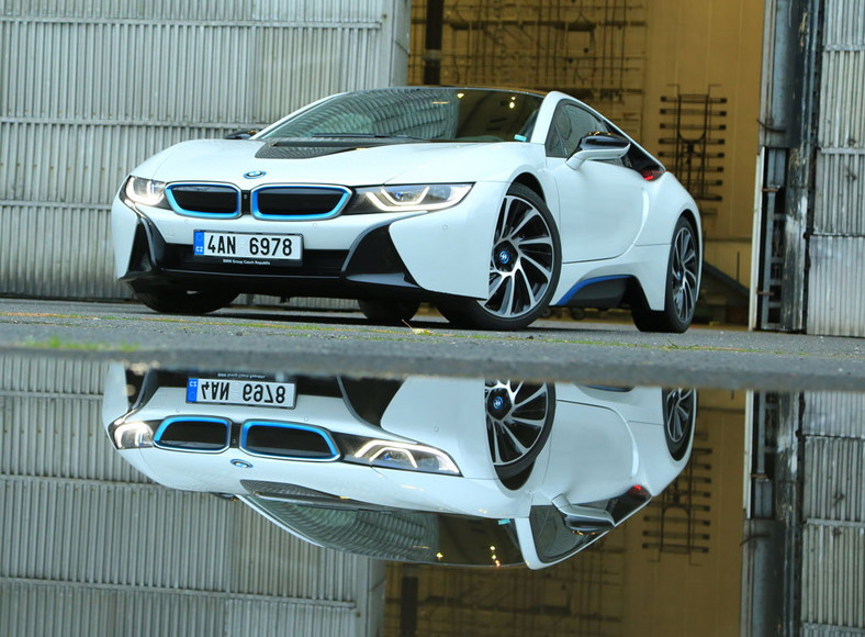 BMW i8 - samochód z piorunującym wrażeniem