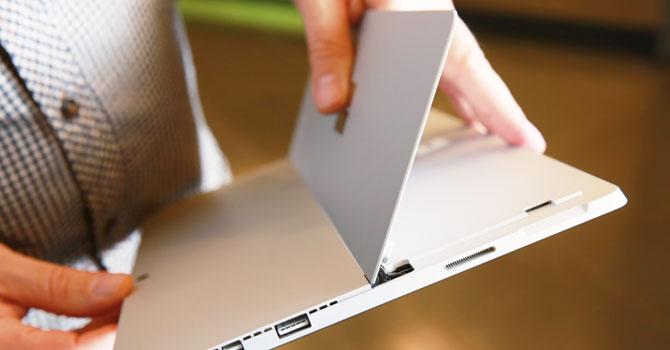 Wbudowana rozkładana podstawka to cecha wyróżniająca tablety Surface. W przeciwieństwie do wcześniejszych generacji Surface Pro 4 oferuje możliwość bezstopniowej regulacji kąta - mały kąt dla pozycji pionowej, na przykład przy prezentacjach, i większy do pracy przy biurku.