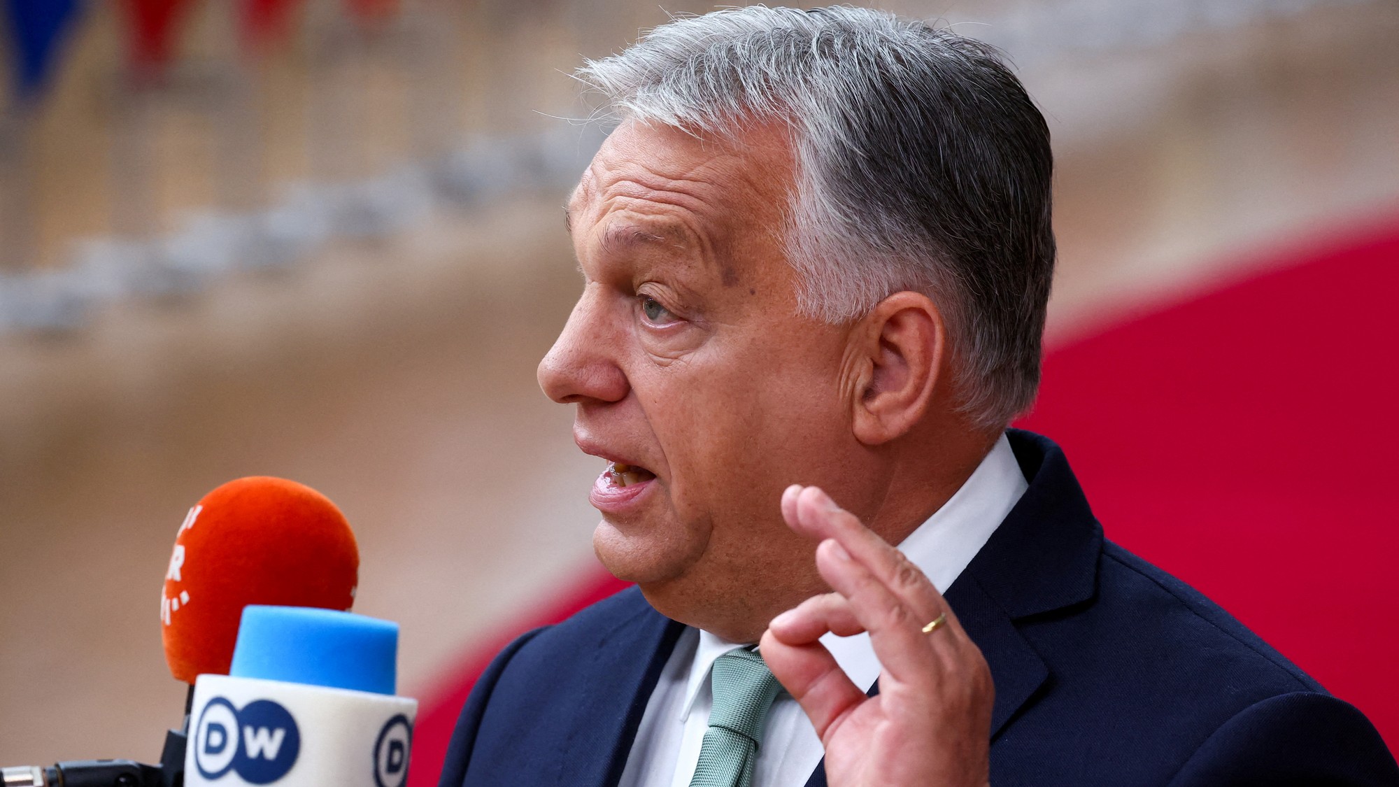 Maďarský premiér Viktor Orbán hovorí pre médiá počas svojej účasti na samite lídrov Európskej únie v Bruseli, REUTERS/Yves Herman