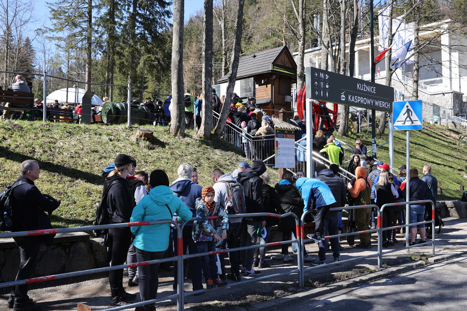 1 maja pod Tatry przybyły tłumy turystów 