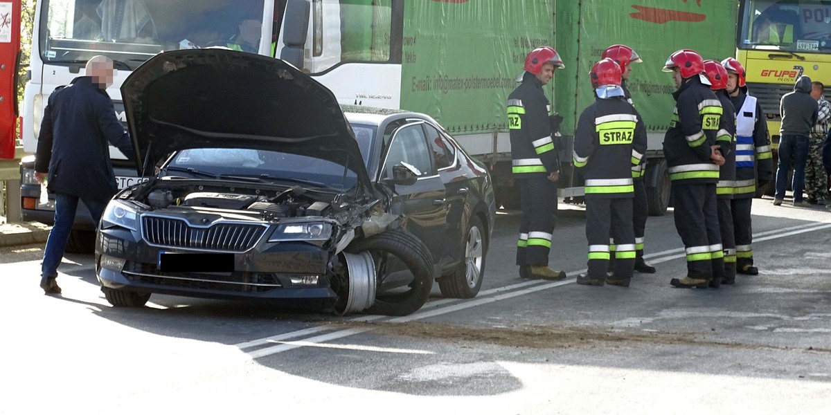 Kierowca zastępcy komendanta głównego policji Andrzeja Szymczyka staranował w Ostródzie dwa auta 