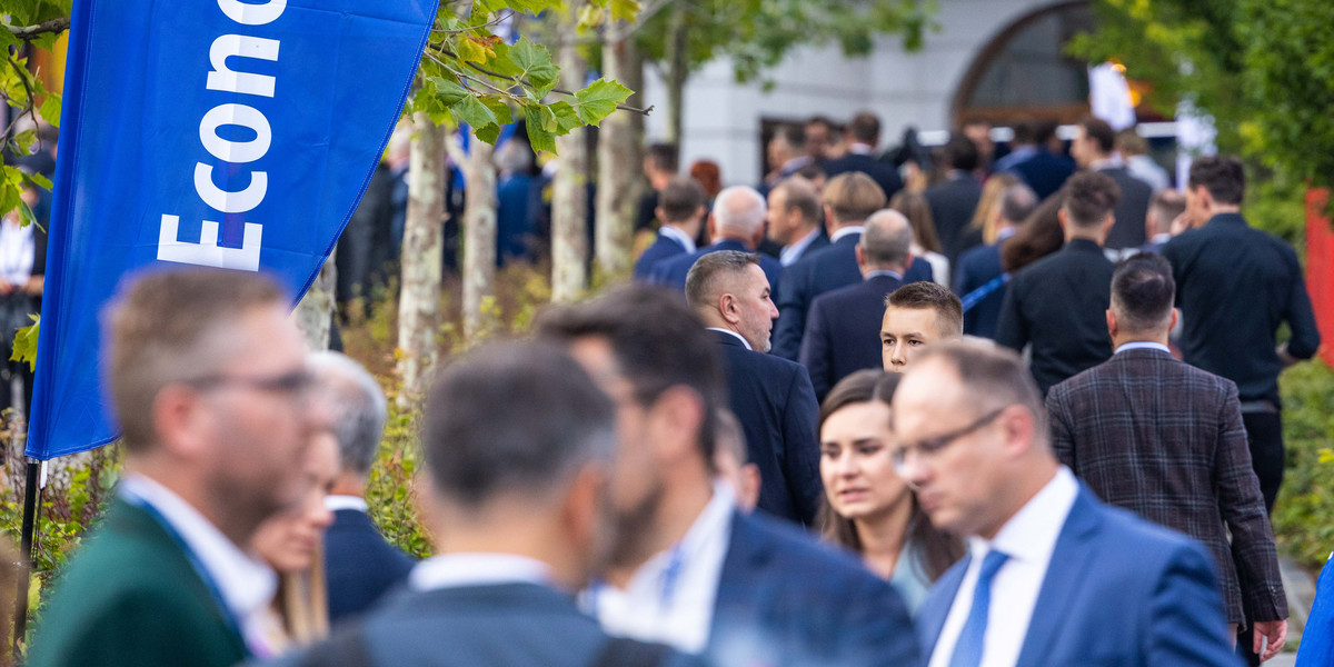 Forum Ekonomiczne w Karpaczu jest największą konferencją gospodarczo-polityczną w Europie Środkowej i Wschodniej. W tym roku upłynie pod hasłem przewodnim „Nowe Wartości Starego Kontynentu – Europa u progu zmian”. Swój udział w wydarzeniu potwierdziło ponad 5 tys. gości z Polski, Europy i całego świata.
