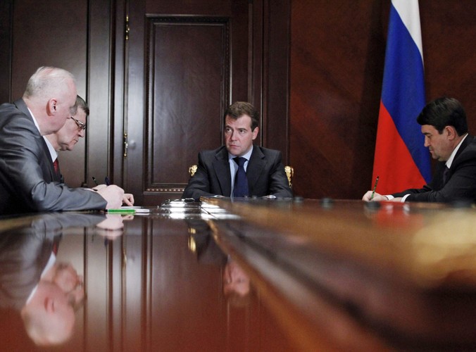 Prezydent Dmitrij Miedwiediew wysłuchuje informacji na temat zamachu