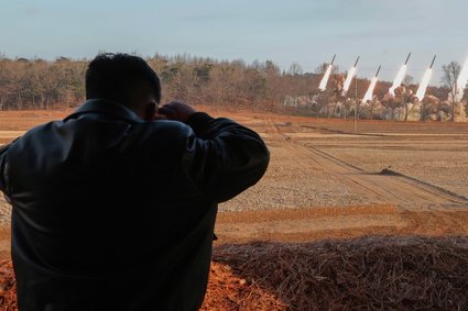 Korea Północna "atakuje" Seul. Kim Dzong Un nadzorował testy rakiet [ZDJĘCIA]