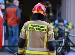 20-metrowy słup ognia w Krakowie. Służby walczą od świtu