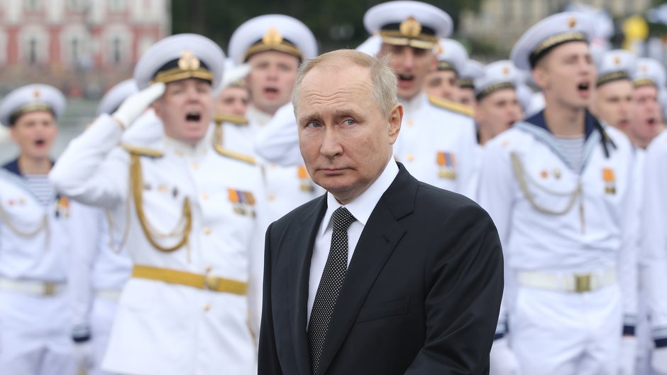 Władimir Putin patrzy na paradzie z okazji Dnia Marynarki Wojennej, 31 lipca 2022 r.