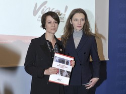 Uwielbiamy je za naturalność: Maja Ostaszewska i Agata Buzek na ważnej konferencji. FOTO