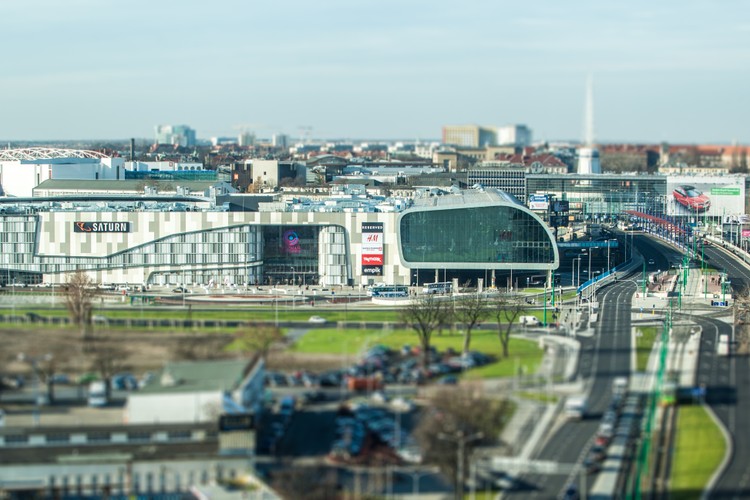 Wszystkie marcowe transakcje skalą przebiła jednak umowa sprzedaży Poznań City Center. Po TriGranit Development Corporation oraz Polskich Kolejach Państwowych kontrolę nad obiektem przejęły Resolution Real Estate Fund IV oraz ECE Prime European Shopping Centre Fund. Wartość transakcji nie została ujawniona, ale według nieoficjalnych informacji może wynosić 1 mld zł. Centrum handlowe zostało otwarte w październiku 2013 r. Przez cztery miesiące od dnia otwarcia Poznań City Center odwiedziło blisko 5 mln klientów. W skład całego obiektu wchodzą także nowe dworce PKP i PKS.