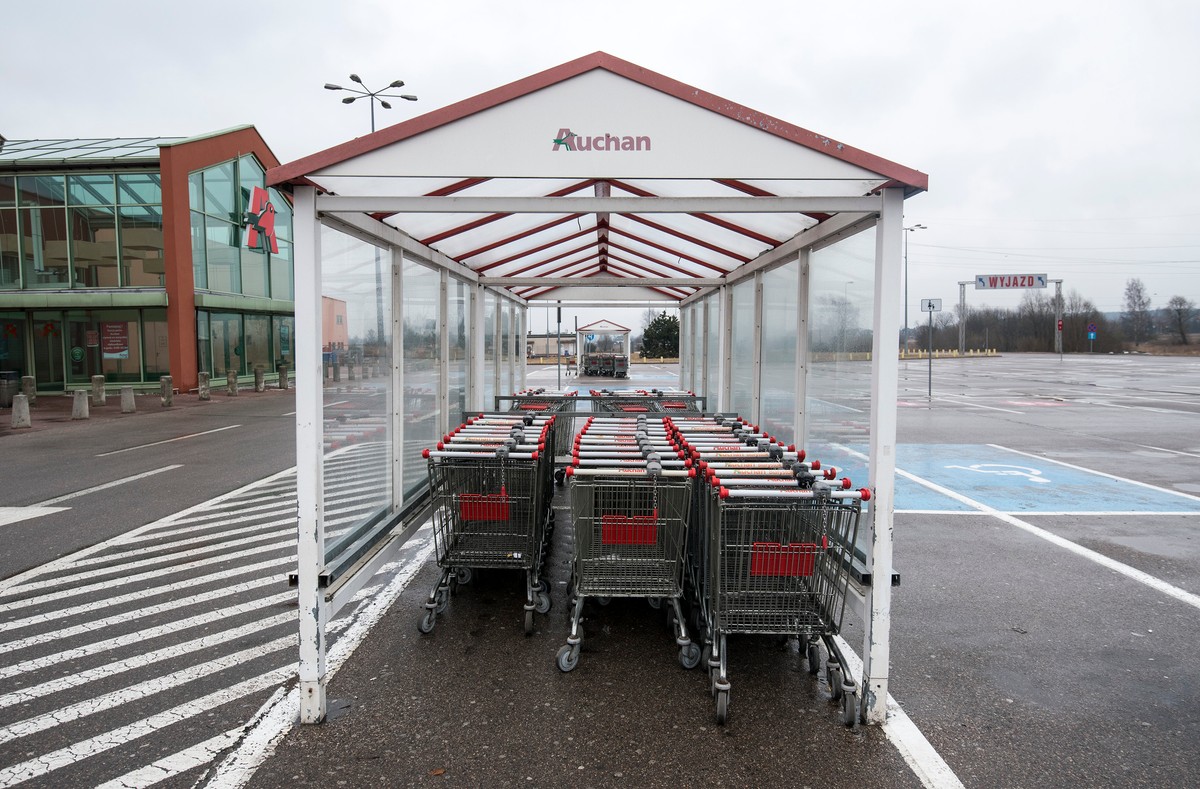 Wszystkich Świętych 2025. Gdzie zrobisz zakupy, a które sklepy będą zamknięte?