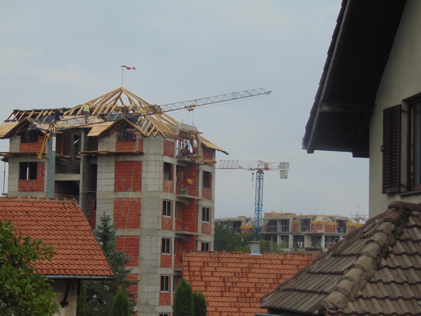 Zlatibor: Zgrada do zgrade, kran do krana