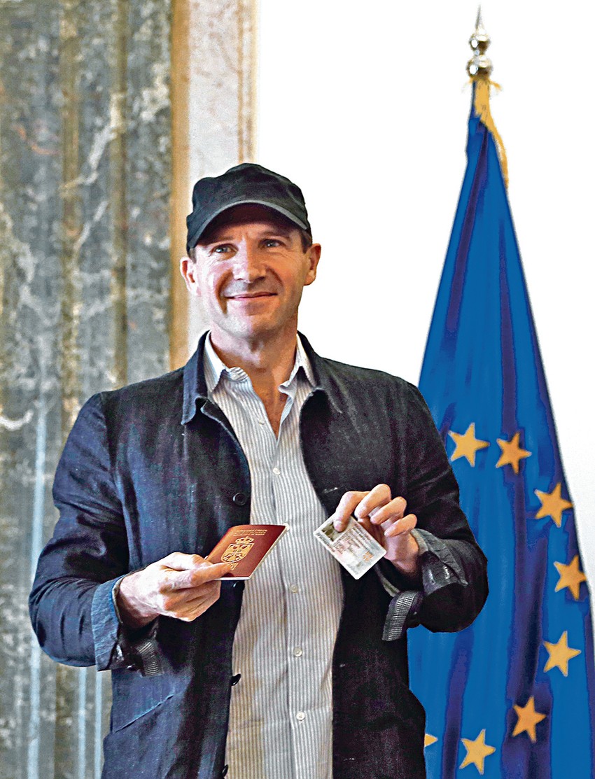 Rejf Fajns, srpski državljanin