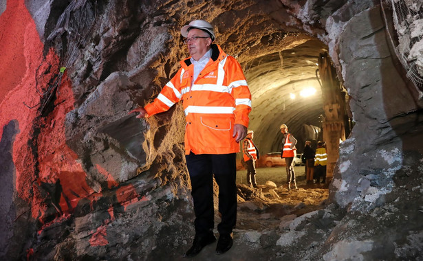 Tunel w ciągu zakopianki przebity. Minister chce wcześniejszego wpuszczenia kierowców [WIDEO i foto]