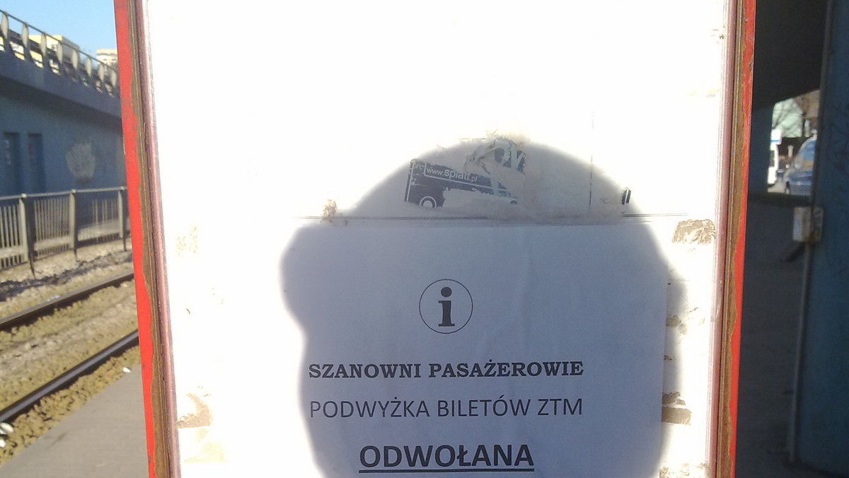 "Szanowni pasażerowie! Podwyżka cen biletów odwołana" - komunikaty o takiej treści pojawiły się na przystankach w Warszawie. Czyżby władze miasta w ostatniej chwili chciały zrobić miłą niespodziankę mieszkańcom? Płonne nadzieje. - Te naklejki to nieodpowiedzialny żart! - dementuje ZTM.