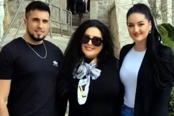 KOKOŠINJAC, STARE KUĆE I ZARĐALA VRATA Sin Dragane Mirković otišao u mamino rodno mesto, pa ŠOKIRAO POTEZOM: Evo kako je regovao na prizor u Kasidolu (FOTO)