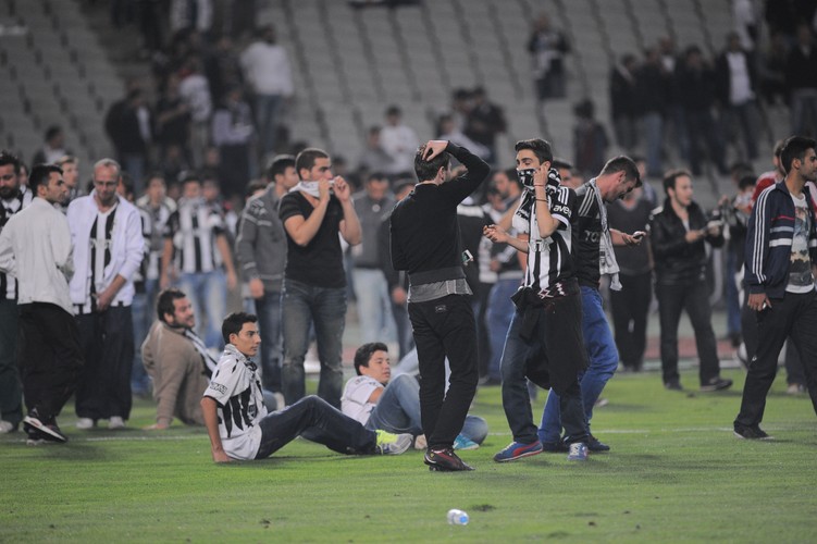 Awantura w Stambule. Krzesła latały po boisku