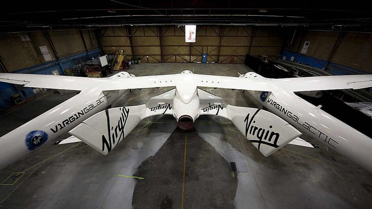 Należąca do miliardera Richarda Bransona firma Virgin Galactic, która planuje wysyłać turystów w loty suborbitalne, przeprowadziła pierwszy próbny lot załogowy swojego pojazdu kosmicznego - poinformowała w sobotę agencja Associated Press.