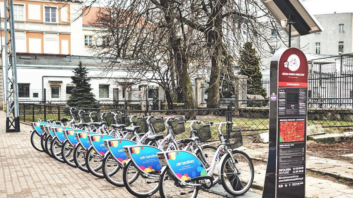 Po analizie urzędników okazało się, że ogłoszenie przetargu na rozbudowę Łódzkiego Roweru Publicznego będzie w tym roku niemożliwe. Wszystko dlatego, że jego warunki - jeśli system miałby być kompatybilny - spełniałaby tylko jedna firma, a to byłoby niezgodne z prawem. Dlatego, zamiast ponad stu nowych stacji, powstaną nowe drogi rowerowe.