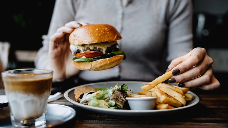 vastagbélrák, hamburger, junk food, egészségtelen étkezés