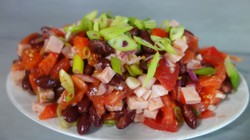 Pyszna sałatka z pomidorów i czerwonej fasoli. Oryginalny przepis Heni Foks