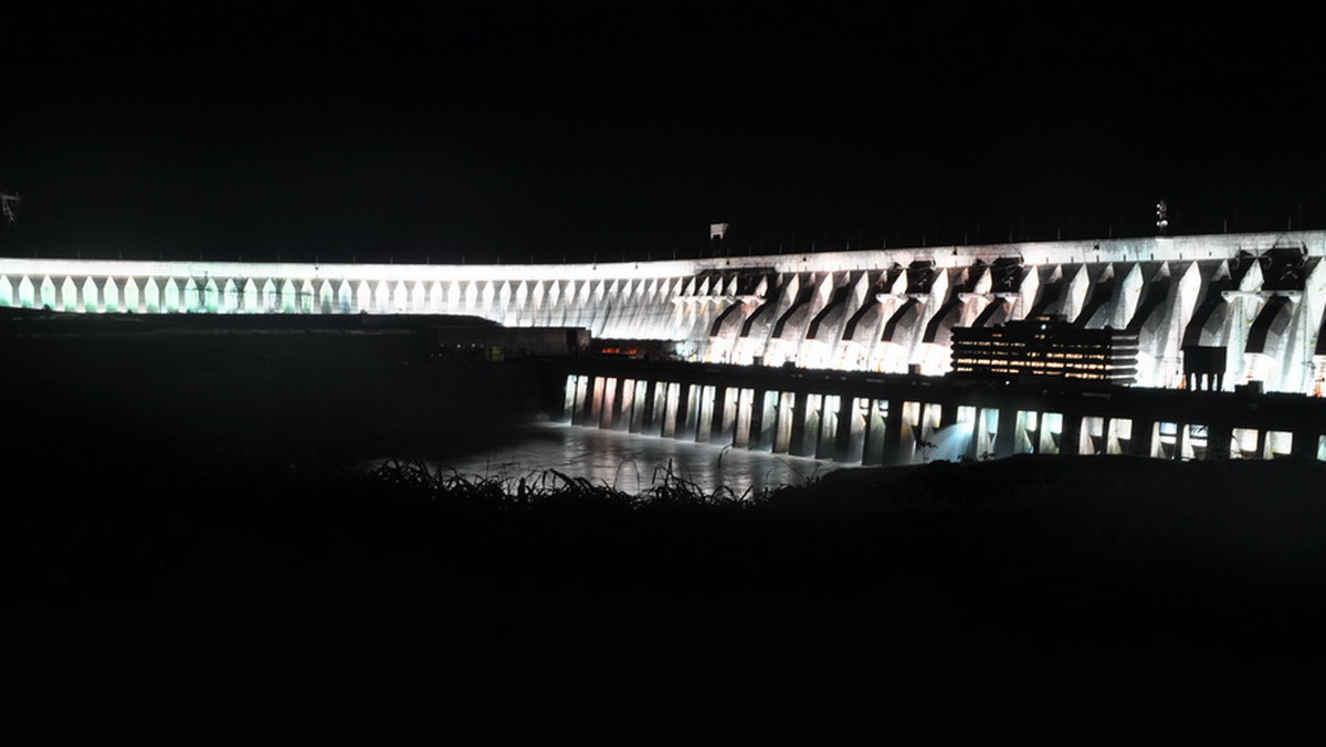 Gdy w Polsce wprowadzano stan wojenny, w Paragwaju można było jeszcze podziwiać największe wodospady świata. Saltos del Guairá położone na rzece Parana - drugiej po Amazonce najpotężniejszej rzece Ameryki Południowej - były ponoć wyjątkowo imponujące.