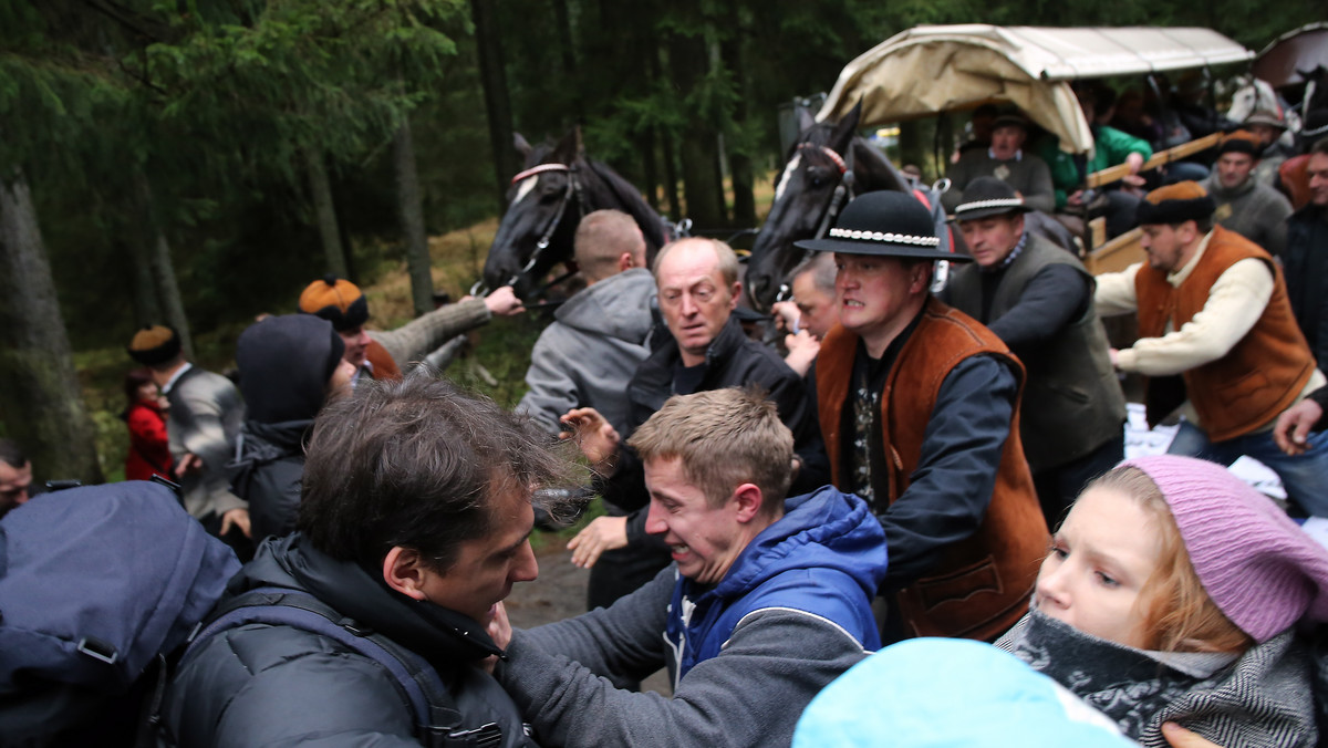 W niedzielę obrońcy praw zwierząt ponownie zablokowali drogę do Morskiego Oka. Doszło do przepychanek i szamotaniny. Zakopiańska policja otrzymała już trzy doniesienia: w sprawie pobicia jednego z demonstrantów, naruszenie nietykalności policjanta oraz kradzież karty pamięci z telefonu komórkowego - podaje Radio Kraków. Jak informuje TVN24 w Bukowinie Tatrzańskiej zatrzymano mężczyznę podejrzewanego o pobicie demonstranta.