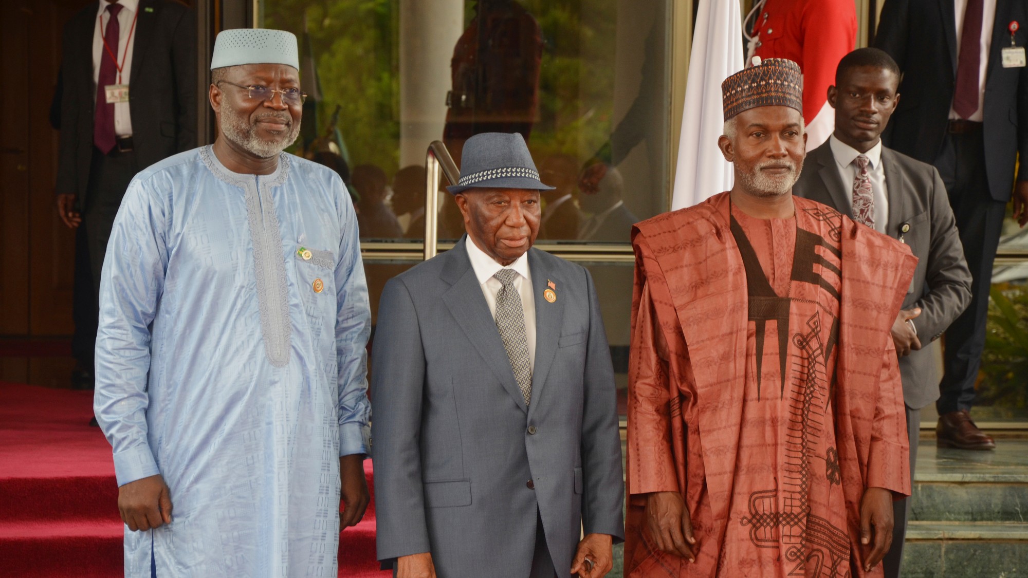 Predseda komisie ECOWAS Omar Touray (vľavo), prezident Libérie Joseph Boakai (uprostred) a minister zahraničných vecí Nigérie Yusuf Tuggar.