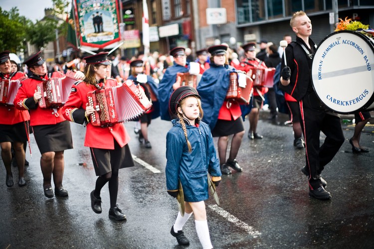 Co roku północnoirlanddzy  lojaliści urządzają marsze, które maja podkreślić ich przywiązanie do brytyjskiej korony. Obchody te są często żródłem konfliktów z miejscowymi katolikami