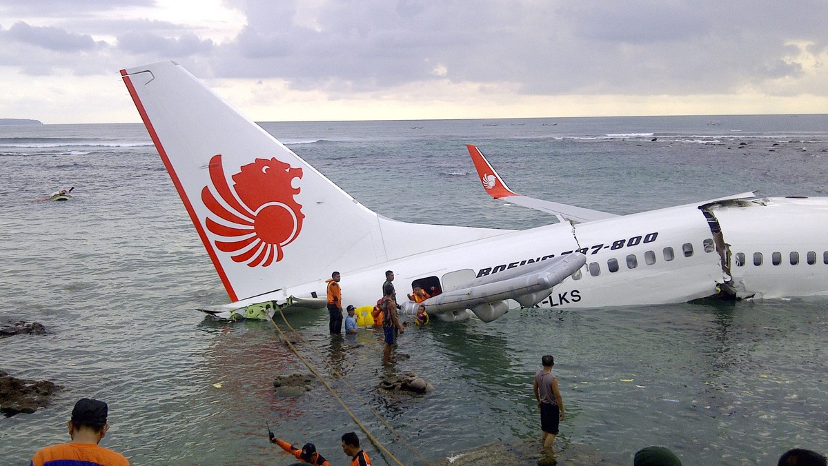 Samolot linii Lion Air z ponad 100 pasażerami na pokładzie rozbił się u wybrzeży Bali. Boeing 737-800 minął pas startowy i wpadł do morza, około 200-300 metrów od końca pasa. Kadłub maszyny przełamał się. Na szczęście wszyscy pasażerowie zdołali się ewakuować i zostali łodziami przewiezieni na brzeg. 45 osób zostało jednak rannych.