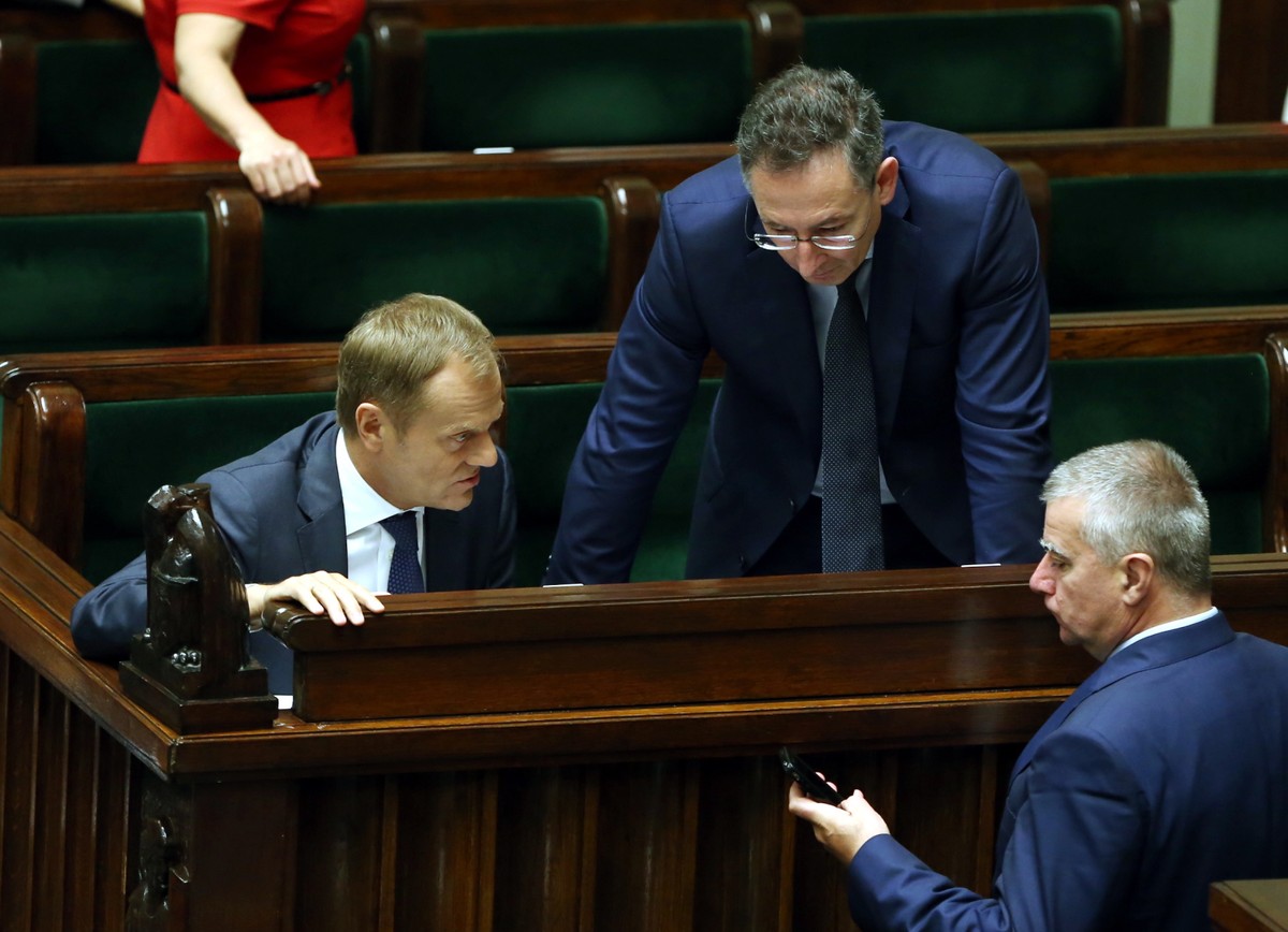 Donald Tusk, Bartłomiej Sienkiewicz i Paweł Graś w Sejmie. Fot. PAP/Tomasz Gzell