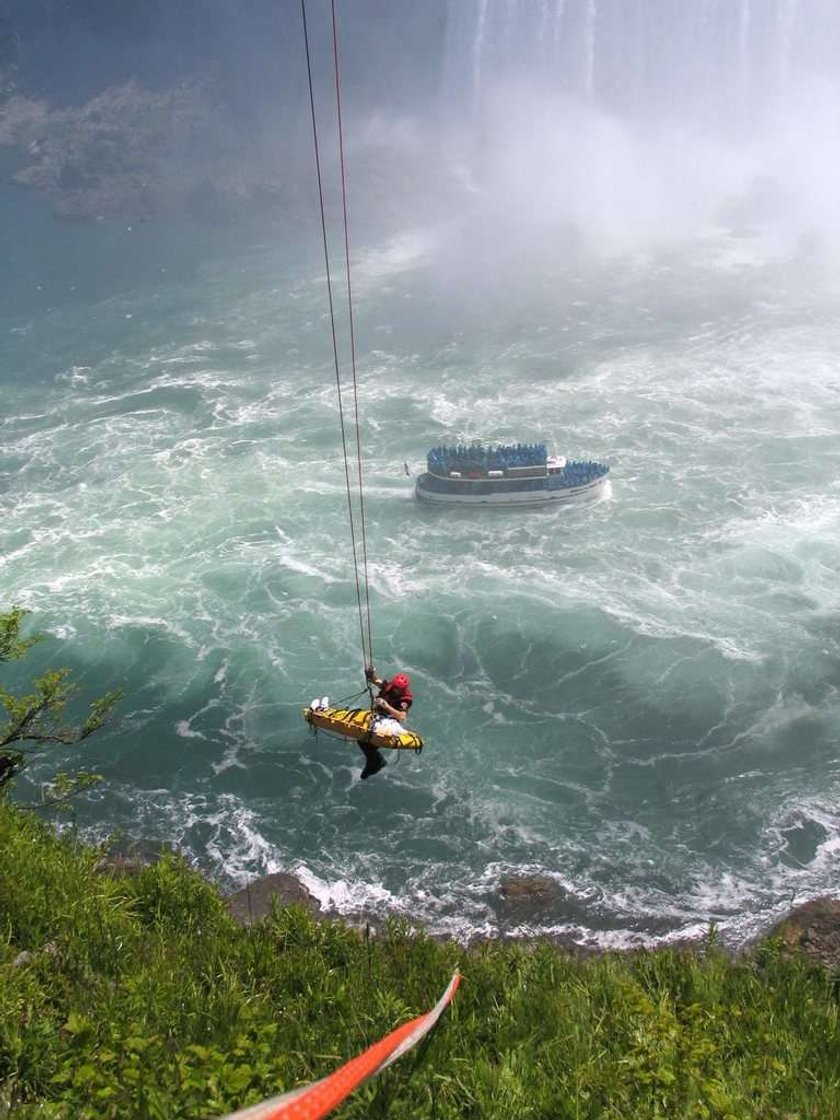 Gość spad z wodospadu niagara i przeżył