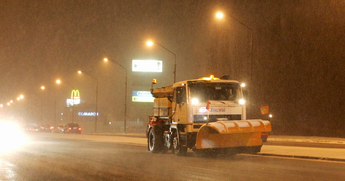 IMGW ostrzega: gołoledź, silny wiatr i zamiecie w większości kraju
