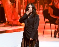 Stylizacja "bez dołu" i supergładka twarz. Kayah onieśmiela formą! FOTO