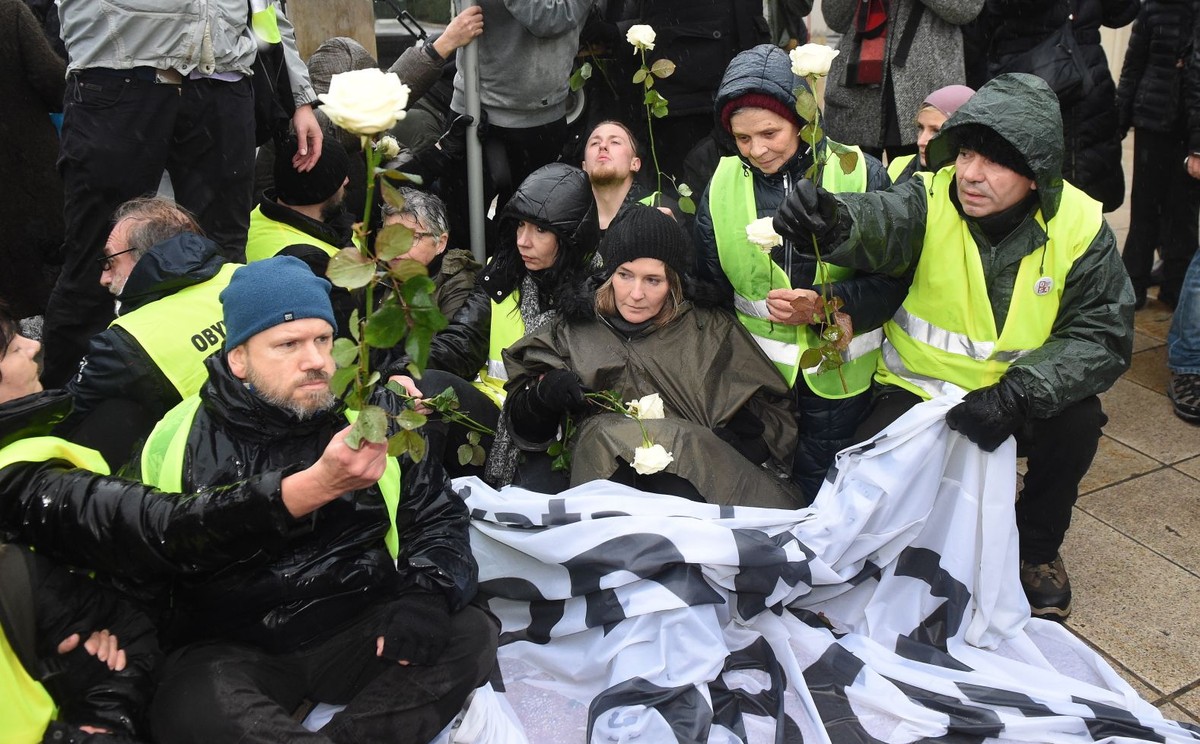 Obywatele RP próbują blokować miejsce, gdzie organizowana jest miesięcznica smoleńska