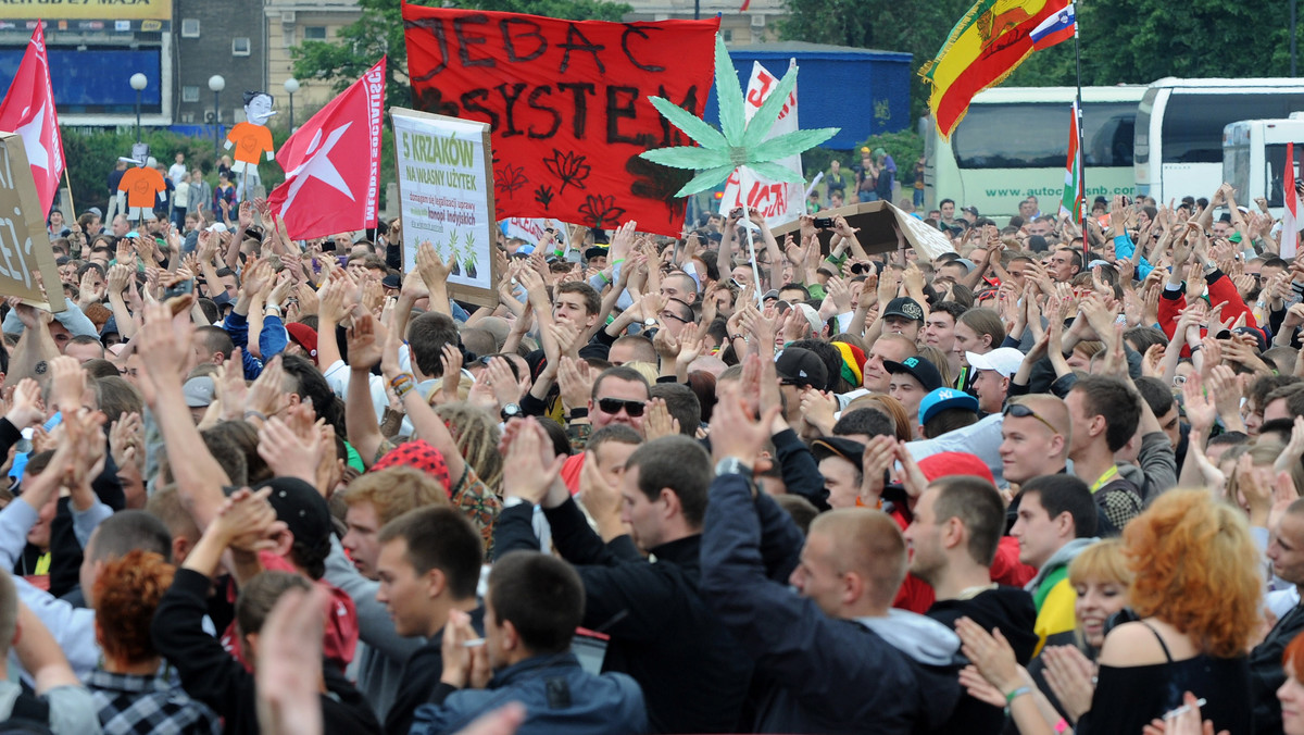28 uczestników "Marszu Wyzwolenia Konopi", który w sobotę przeszedł ulicami Warszawy, usłyszało zarzut posiadania narkotyków - poinformował w niedzielę rzecznik komendanta stołecznego policji podinsp. Maciej Karczyński.